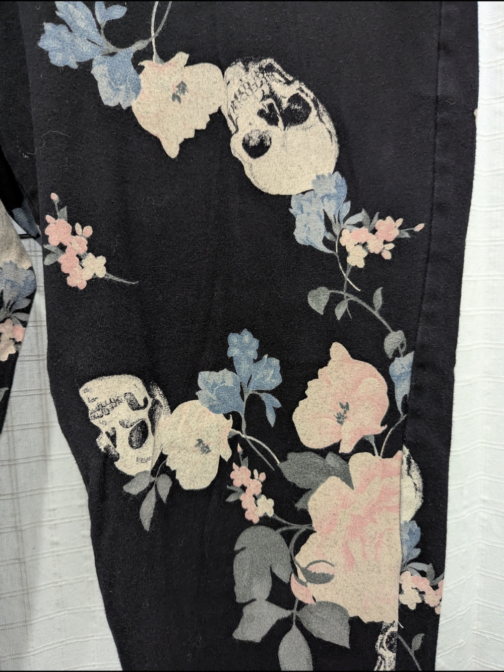 Torrid Black Floral Skull Leggings Size 1 - Picture 2 of 6